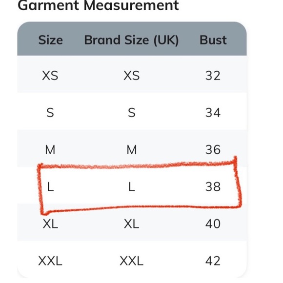 The Puma ESS+ Blossom AOP women's short-sleeved T-shirt. - Picture 3 of 9